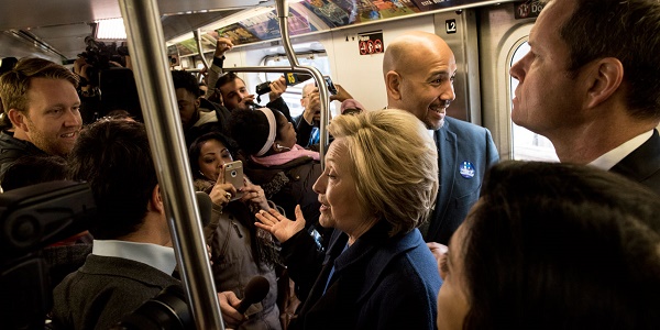 Hillary Clinton prend le métro et se moque de Sanders